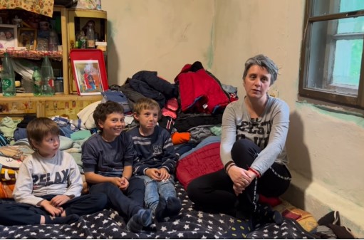 IVANA ŽIVI SA TROJE DJECE U GARAŽI ZA KAMIONE Nemaju kupatilo ni vodu, stvari čuvaju u kutijama od banana