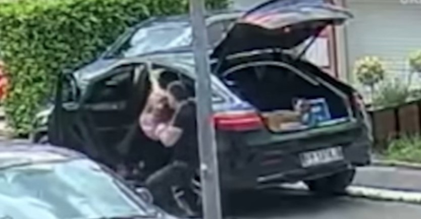 IZVUKAO JE IZ AUTA I BACIO NA POD Bivši muž brutalno napao ženu Slobe Radanovića (VIDEO)