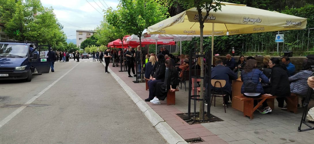 Srbi se i dalje okupljaju ispred zgrada opština na sjeveru KiM (FOTO/VIDEO)