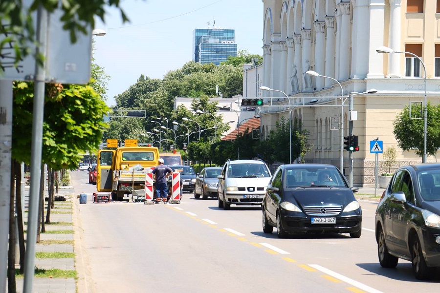 Propao asfalt oko šahtova u glavnoj banjalučkoj ulici, ekipe na terenu (FOTO)