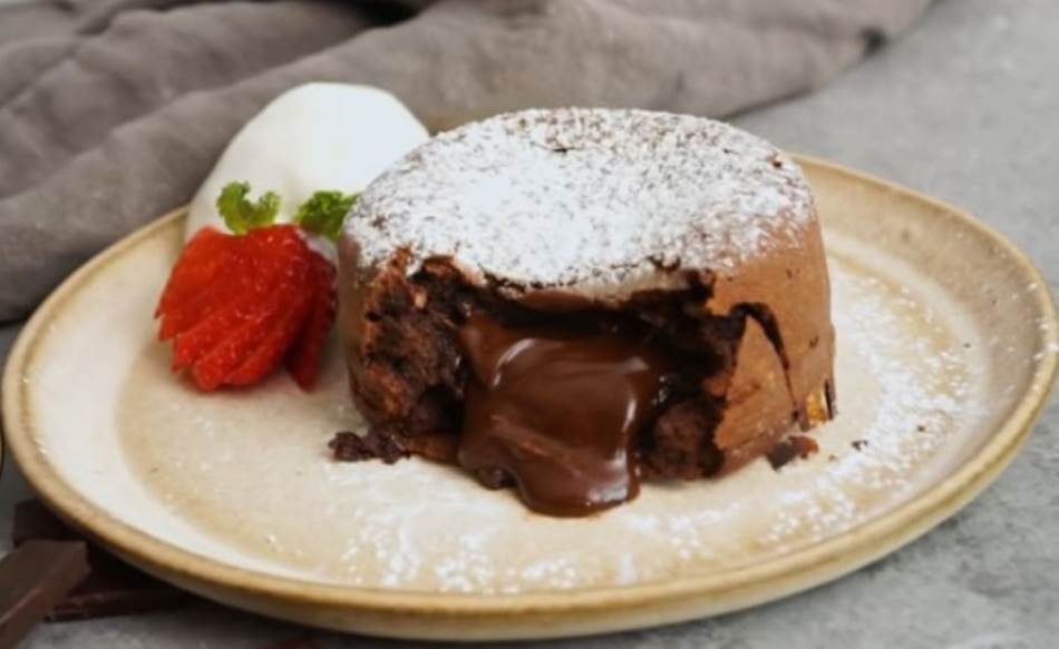 NAJBOLJI RECEPT ZA LAVA KOLAČ Služi se sa sladoledom, a kada presiječete čeka vas iznenađenje