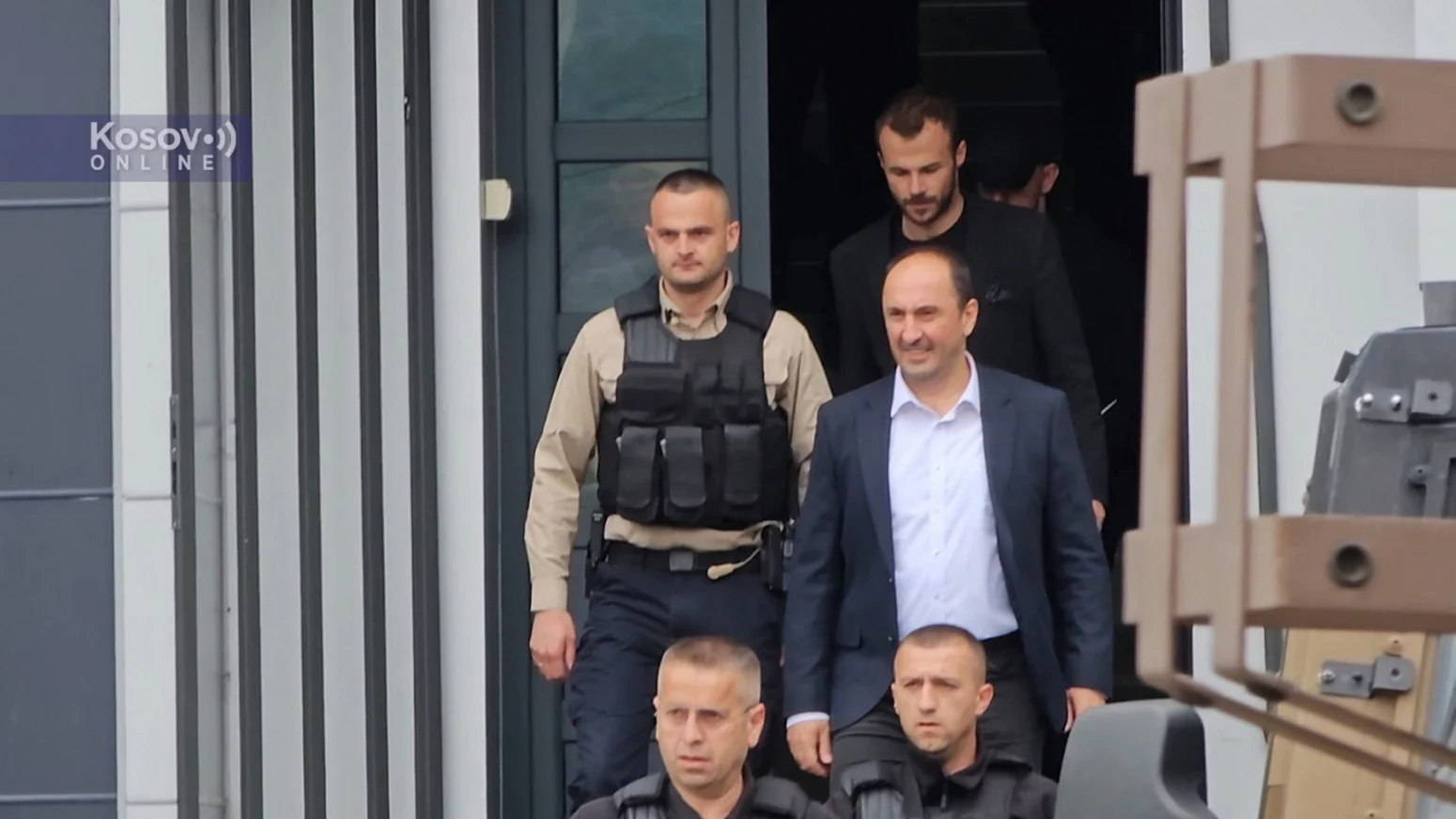 SRBI GA GAĐALI JAJIMA I CRVENOM BOJOM Prištinski ministar infrastrukture ušao u zgradu opštine u Leposaviću uprkos zabrani KFOR-a