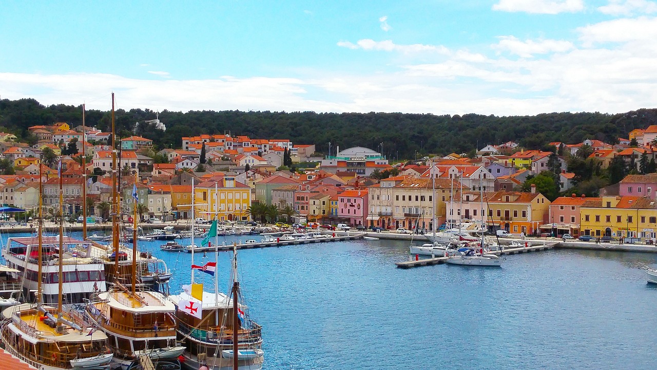 TURISTI U HRVATSKOJ ŠOKIRANI Čovjek vukao ajkulu duž obale za rep (FOTO)