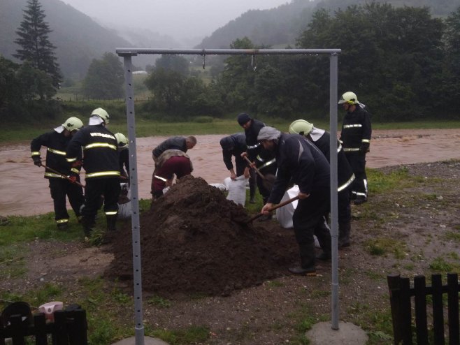 U DVA UJUTRU POSTAVLJALI VREĆE SA PIJESKOM Porastao vodostaj Zelenog Јadra, vatrogasci intervenisali u Mišićima