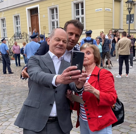 Makron i Šolc prave selfi sa prolaznicima u gradu (FOTO)