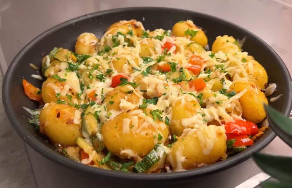 NAJBOLJI RECEPT ZA MLADE KROMPIRIĆE Obogatite ih povrćem i sirom koji se topi
