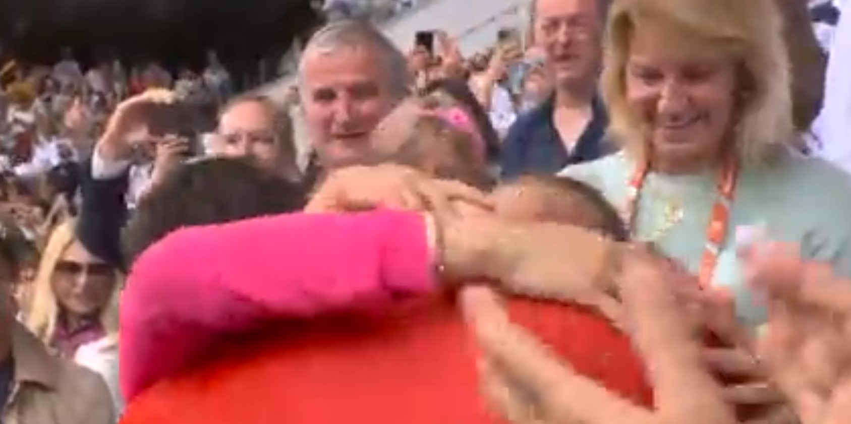VJEČNI REKORD I BESMRTNOST Emotivan susret Novaka Đokovića sa porodicom: Najbolji svih vremena se slomio i rasplakao u zagrljaju najbližih, kćerkica ga nije puštala (VIDEO)