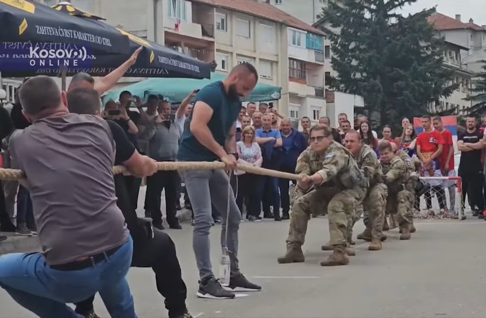MALO DRUGAČIJE "DRUŽENJE" Srbi u Leposaviću navlačili konopac sa pripadnicima KFOR (VIDEO)