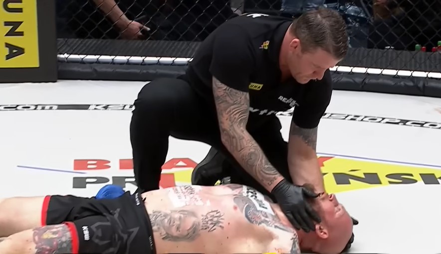 BRUTALAN UDARAC Sa poda nokautirao protivnika! (VIDEO)
