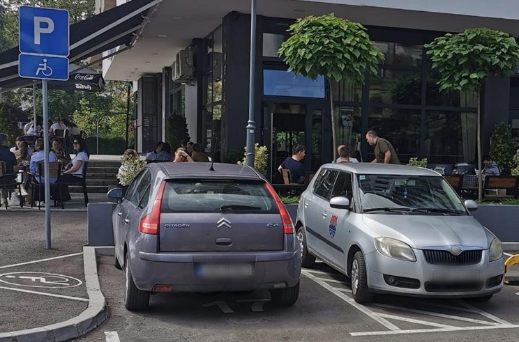 Kazna radniku Gradske uprave Banjaluka zbog nepropisnog parkiranja