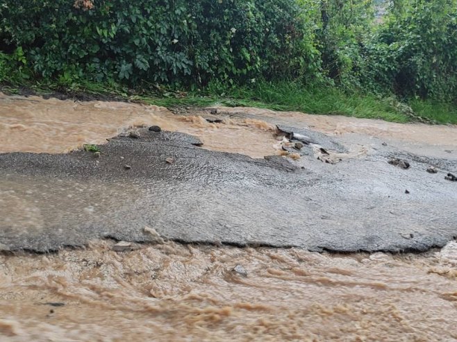 VODA ODNIJELA ULICE, ODRONI NA KUĆNOM PRAGU Mještani banjalučkog naselja Obilićevo očajni (FOTO/VIDEO)