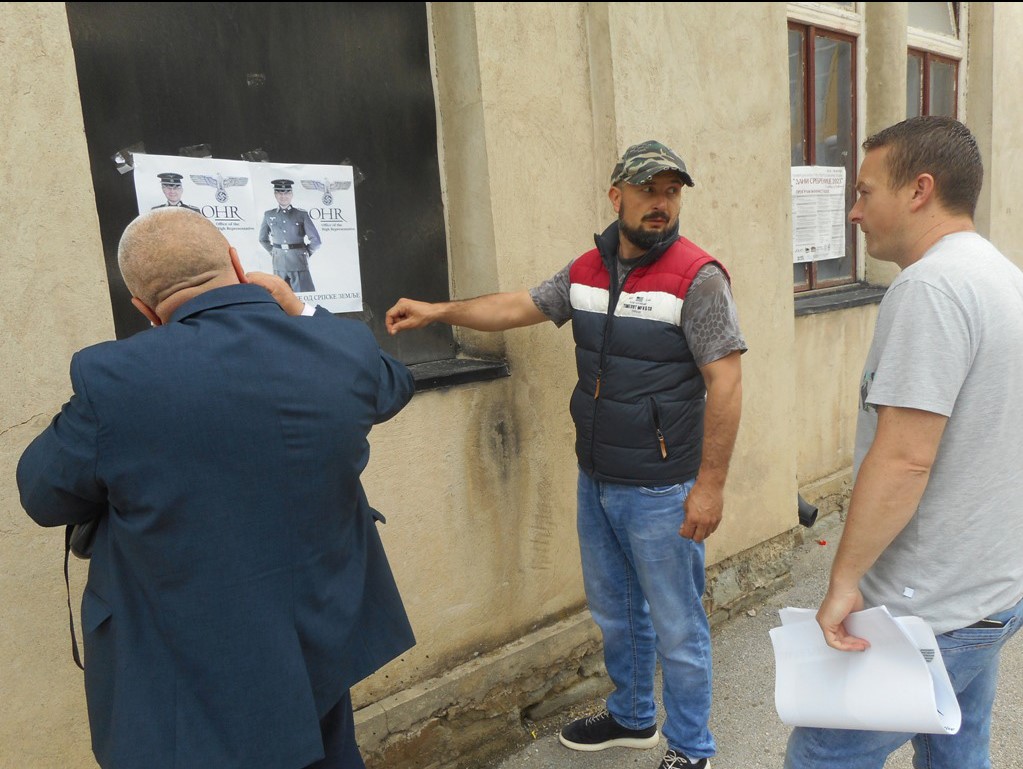 U SREBRENICI PLAKATI SA ŠMITOVIM LIKOM Ispisana poruka: “Dalje ruke od srpske zemlje” (FOTO)