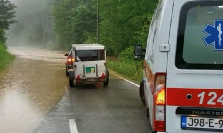 Bujične poplave na putu Mlinska rijeka – Čelinac (VIDEO)