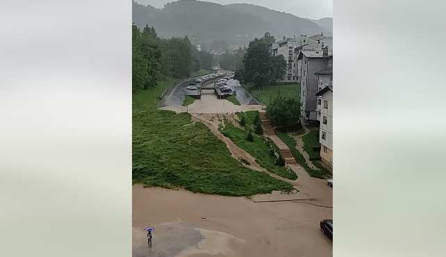 STARČEVICOM TEKLA RIJEKA MULJA Obilna kiša poplavila garaže, voda lila preko zelenih površina (VIDEO)