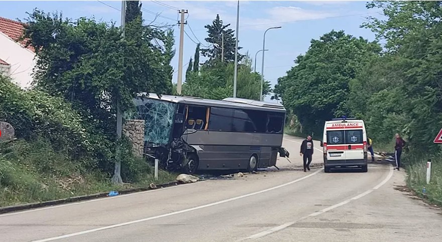 DRAMATIČNE FOTOGRAFIJE SA MJESTA NESREĆE U TREBINJU Povrijeđeni prosvjetari iz banjalučke škole “Georgi Stojkov Rakovski”