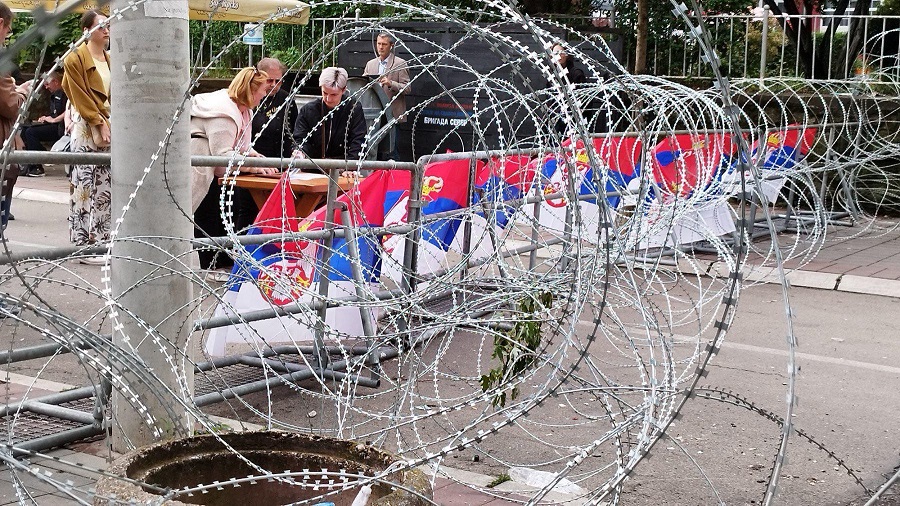 TENZIJE NA KOSMETU Kosovski specijalci džipovima blokirali ulicu u Zvečanu: Narod strahuje od novih hapšenja