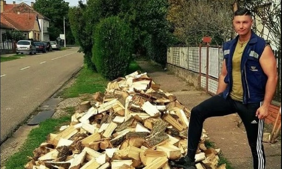 SVE TO RADI BESPLATNO Viktor godinama starijim osobama cijepa drva (FOTO)