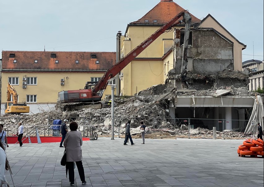 DAŠAK PROŠLOSTI ZAROBLJEN ISPOD BETONA Rušenjem "Palasa" otkriven crtež star pola vijeka (FOTO)
