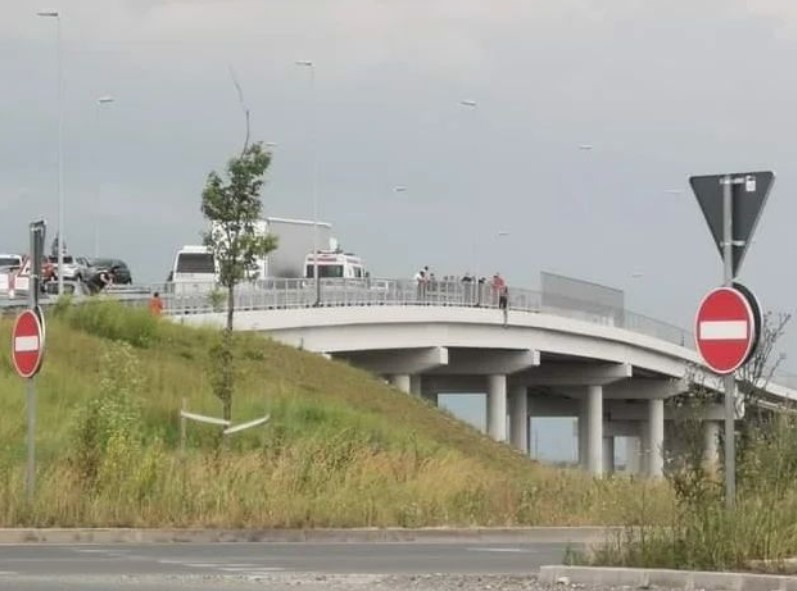 DRAMA U BATAJNICI Muškarac prijeti da će skočiti sa mosta na prugu (FOTO)
