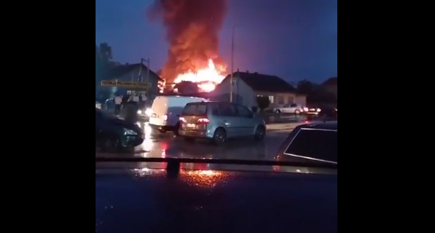 Gori firma kod Tešnja: U pomoć pritekli i vatrogasci iz Doboja (VIDEO)