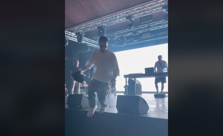 Poznati reper zadobio povrede na nastupu: Pogođen telefonom u glavu (VIDEO)