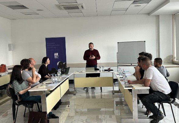 STIMULACIJA ZA STVARAOCE IZ SRPSKE Radionica "Writers Room" u Audio-vizuelnom centru, sa polaznicima radi srpski scenarista i dramaturg Boban Jevtić