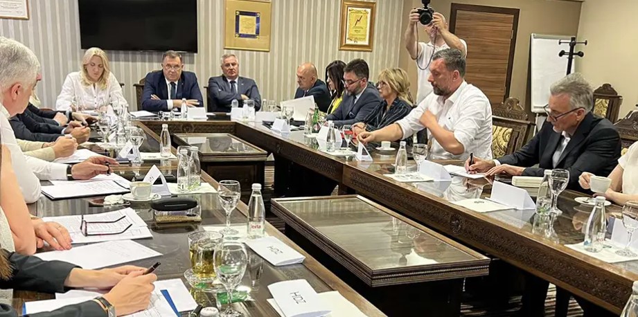 ŽESTOKO NA SASTANKU "TROJKE" Dodik i Helez imali verbalni obračun