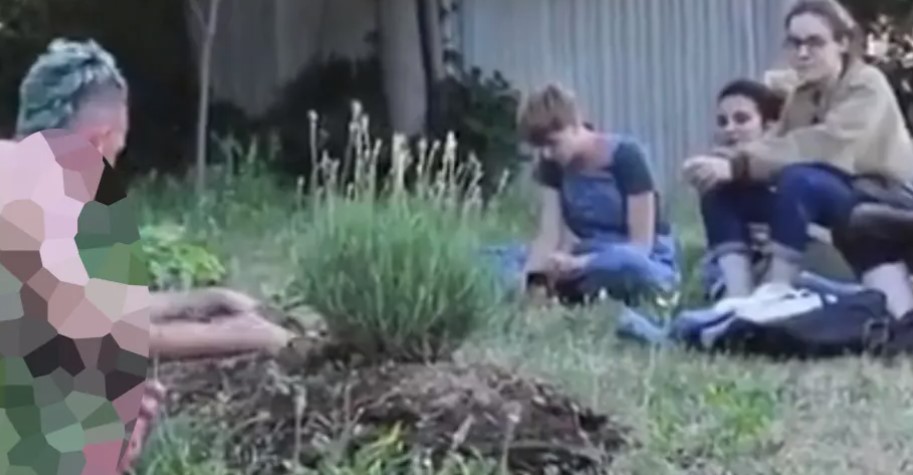 BOLESNA "EDUKACIJA" Skinuli se goli i imali odnose sa biljkama