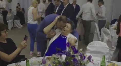"SVAKA BI FUKARA DA UBIJE VUKA" Još jedno veselje u porodici Dodik, predsjednik zapjevao poznati hit (VIDEO)