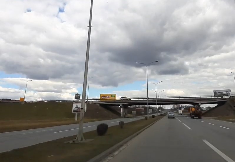 VOZAČI, OPREZ! Šljunak prosut na Prijedorskoj petlji