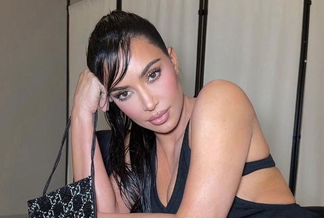 OBJAVILA FOTKE PA IH IZBRISALA KAD JE UHVAĆENA U LAŽI Kim Kardašijan "optužena" da je ispod kupaćeg nosila steznik (FOTO)