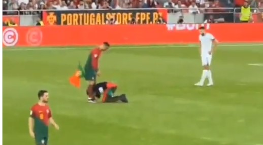 SCENA KAKVA SE RIJETKO VIĐA Navijač prekinuo meč Portugala i BiH, ljubio kopače Ronaldu (VIDEO)