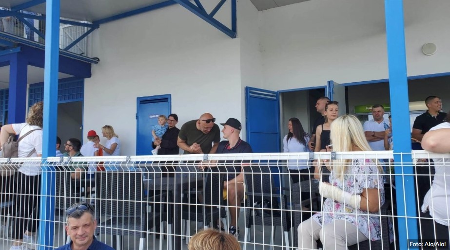 HRVATI STIGLI U SOMBOR Fanovi iz Osijeka došli biciklom samo da bi vidjeli Jokića (VIDEO)