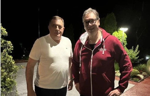 DELIJA I GROBAR NA POLUVREMENU Dodik i Vučić na vječitom derbiju! Predsjednici navijaju za Srbe sa obe strane Drine (FOTO)