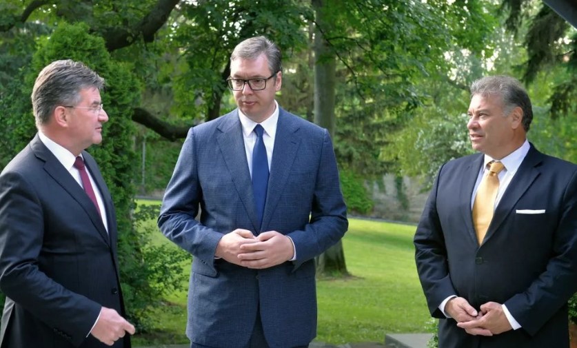 Vučić se sastao sa Lajčakom i Eskobarom