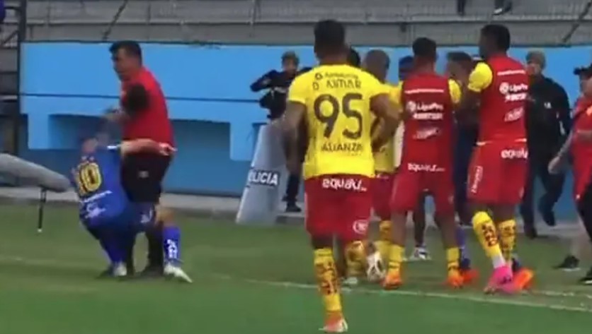OVO SE RIJETKO VIĐA Trener pretukao dvojicu igrača usred meča (VIDEO)