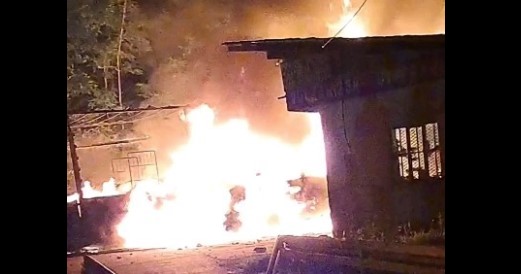 BUKTINJA KOD SEMIZOVCA Izgorio kamion koji je prevozio hemikalije i pesticide