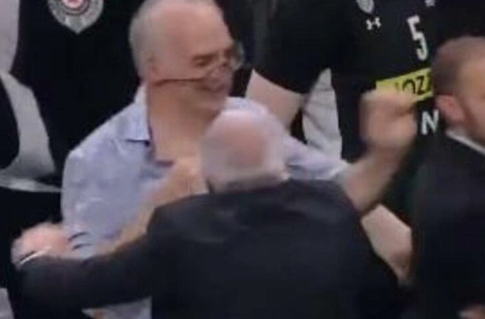 ČEKAO KRAJ UTAKMICE Obradović eksplodirao od bijesa i odalamio navijača Partizana! (VIDEO)