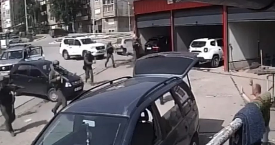 Objavljen snimak hapšenja Srbina: Opkolili ga džipovima i priveli ispred perionice