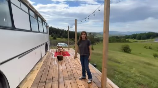 PAR IZ SRBIJE ŽIVI NA TOČKOVIMA Skućili se u napuštenom autobusu iz Breninog filma (VIDEO)