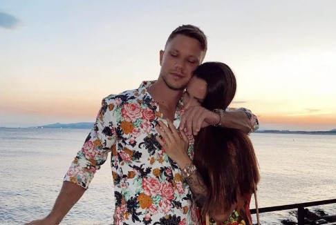 Ovo malo ko smije: Nikolija objavila fotke u kupaćem bez trunke fotošopa: To je što je! (FOTO)