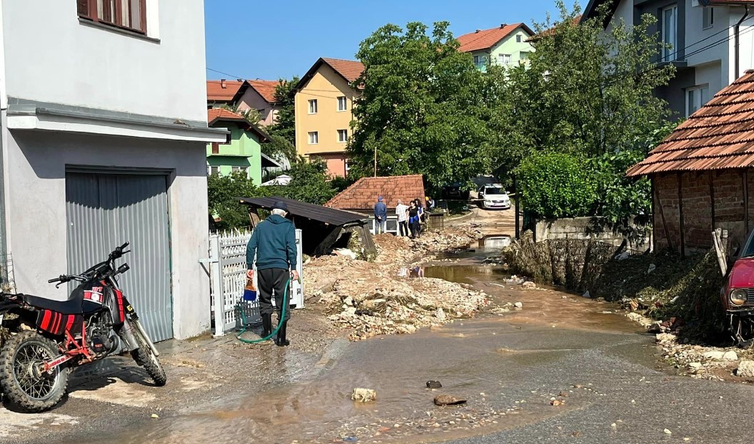 "DVA MUŠKARACA LEŽE NEPOKRETNA!" Strahovito stanje u Teočaku, naselja odsječena, ugroženi životi građana (VIDEO)