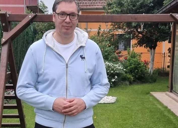 VUČIĆ U MALO DRUGAČIJEM IZDANJU Predsjednik Srbije, uprkos kiši, odlučio da odigra partiju fudbala (FOTO)