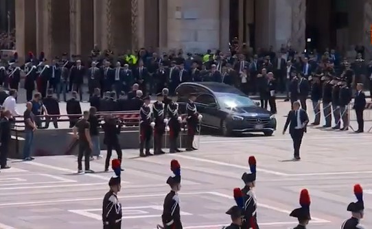 "SAMO JE JEDAN PREDSJEDNIK" Dok je prolazio kovčeg sa Berluskonijem navijači uradili nešto što je sve dirnulo u srce (VIDEO)