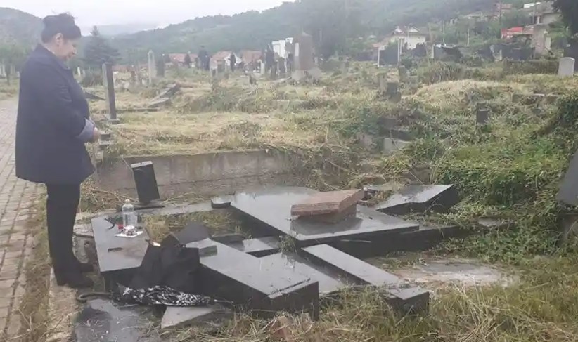 PRIZOR OD KOJEG SE SRCE SLAMA Zadušnice na groblju u Južnoj Mitrovici - malo koji spomenik ostao je čitav