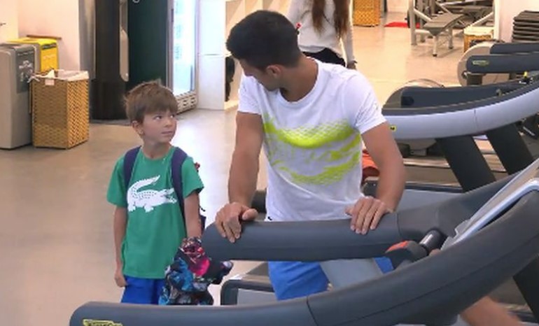 Video dana na Rolan Garosu u režiji Novaka i Stefana: Ovako sin “priprema” tatu!