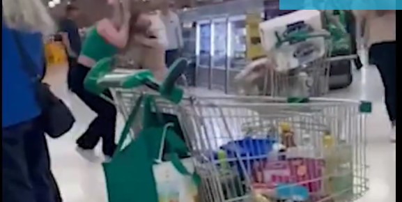 O TUČI ŽENA U PRODAVNICI BRUJE MREŽE Majka gurnula bebu prolazniku u ruke, pa krenula makljaža (VIDEO)