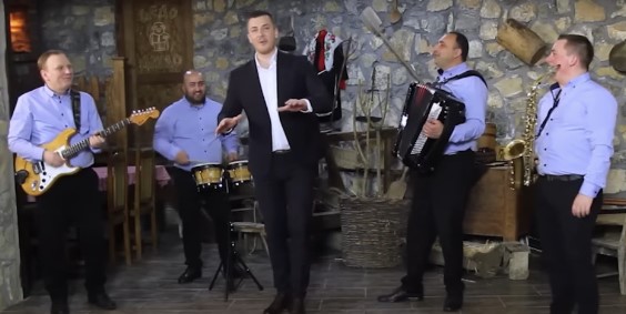 SVI PLEŠU UZ "KE TI DOJDAM" Vojnik napravio hit koji je ujedinio Balkan! Uz ritam koji razbija "miješaju" i brojne poznate ličnosti (VIDEO)
