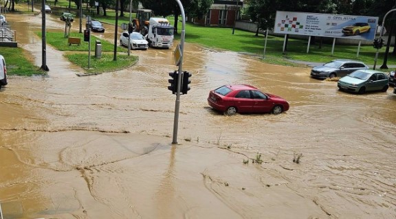 NEVRIJEME U KOMŠILUKU Voda poplavila ulice, izbijala šahtove (FOTO/VIDEO)