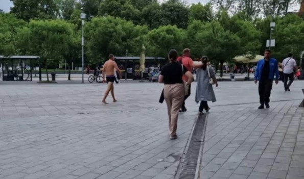 ŠOKANTAN PRIZOR U CENTRU BANJALUKE Muškarac u boksericama prošetao Trgom Krajine (VIDEO)